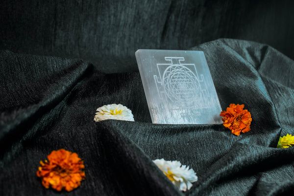 Shree Yantra Engraved Selenite Plate – Crystal Charging & Energy Cleansing for Wealth & Positive Energy