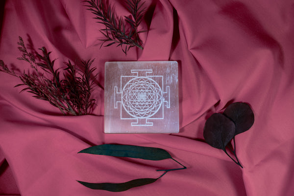 Shree Yantra Engraved Selenite Plate – Crystal Charging & Energy Cleansing for Wealth & Positive Energy