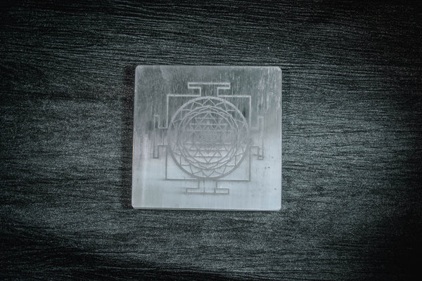 Shree Yantra Engraved Selenite Plate – Crystal Charging & Energy Cleansing for Wealth & Positive Energy