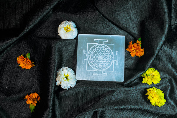 Shree Yantra Engraved Selenite Plate – Crystal Charging & Energy Cleansing for Wealth & Positive Energy