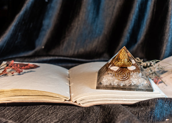 Healing Sphatik Pyramid – Energy Amplifier for Vastu & Meditation
